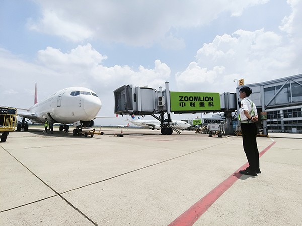 黃花國際機(jī)場(chǎng)監(jiān)護(hù)隊(duì)員執(zhí)勤風(fēng)采